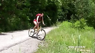 Young brunette masturbating on a difficulty squeaker about a dildo